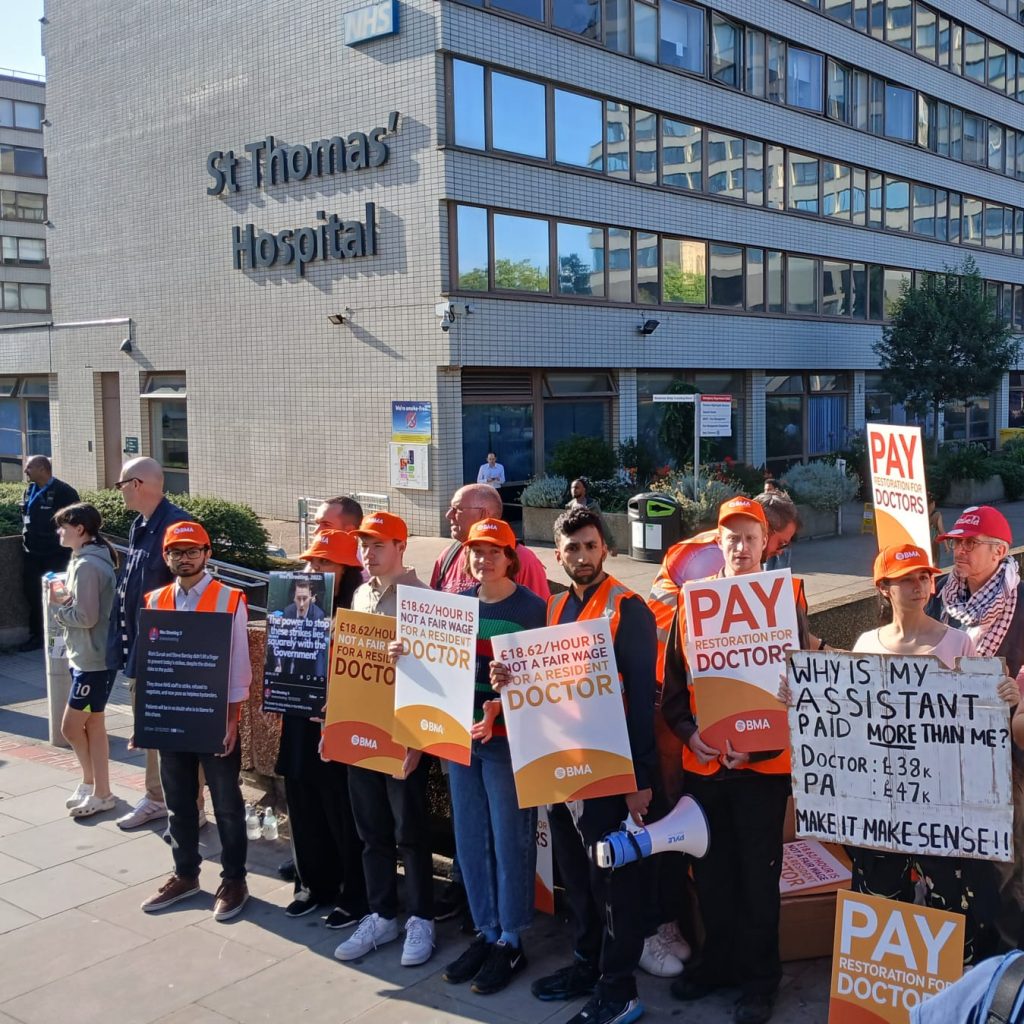 Doctors' picket at St Thomas Hospital